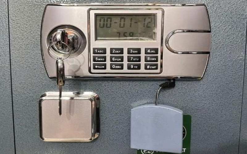 Gắn hộp tiếp pin để mở két sắt điện tử 