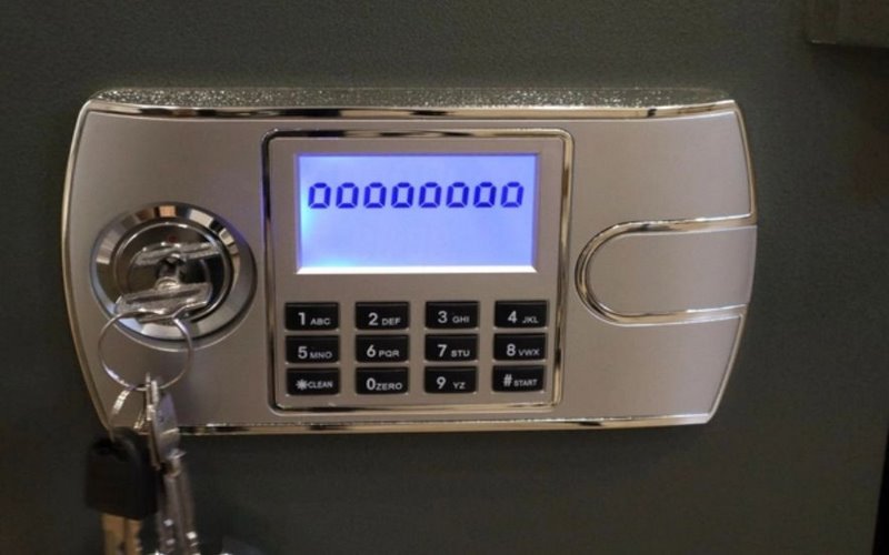 Màn hình két sắt hiển thị các ký hiệu vòng tròn khi sắp hết pin