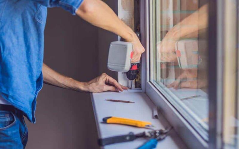 Cửa kính cường lực kẹt do dị vật ở ray trượt, khe cửa